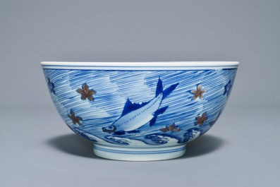 Un bol en porcelaine de Chine bleu, blanc et rouge de cuivre aux carpes et cr&eacute;atures marines, marque de Xuande, Kangxi
